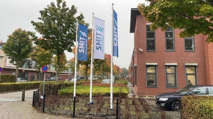 10 Meter Polyester Fahnenmast mit hissbarem Ausleger